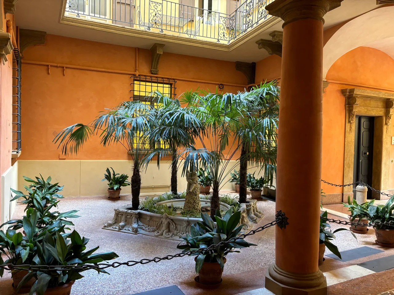 Cortile interno con fontana e palme della sede dello Studio Legale Panizio