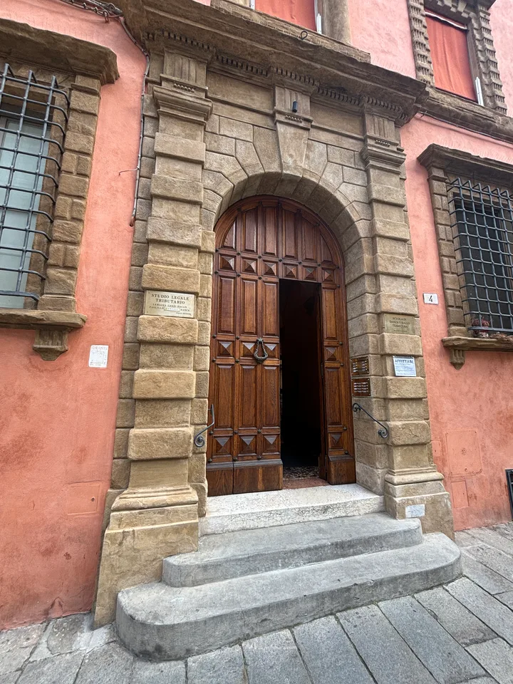 Ingresso del palazzo in Piazza Galileo Galilei 4 a Bologna