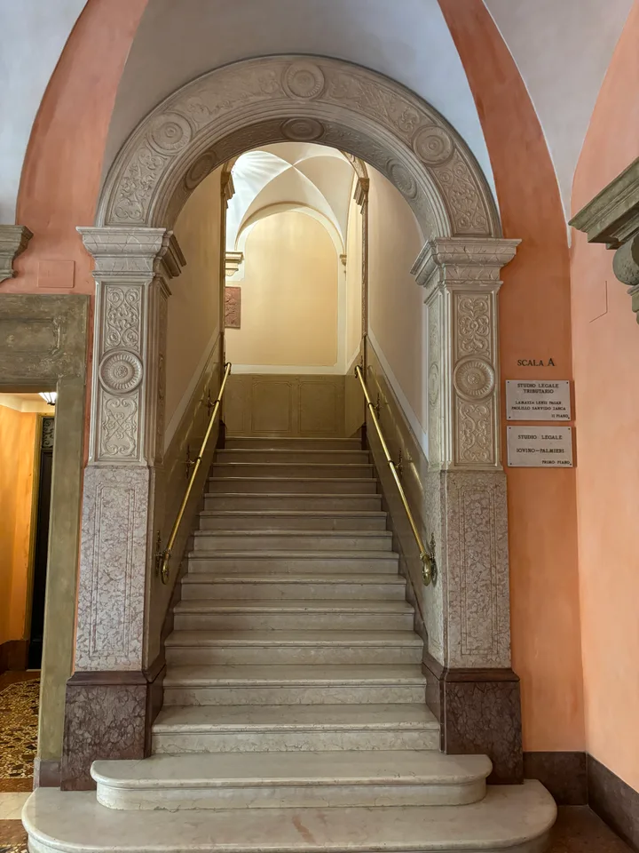 Scalone interno del palazzo che ospita lo Studio Legale Panizio